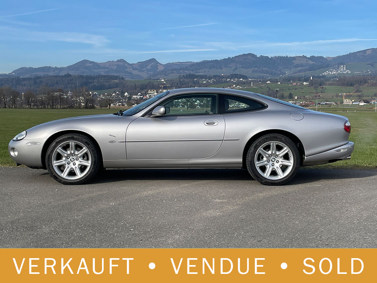 Jaguar XK8 Coupé silber 2001